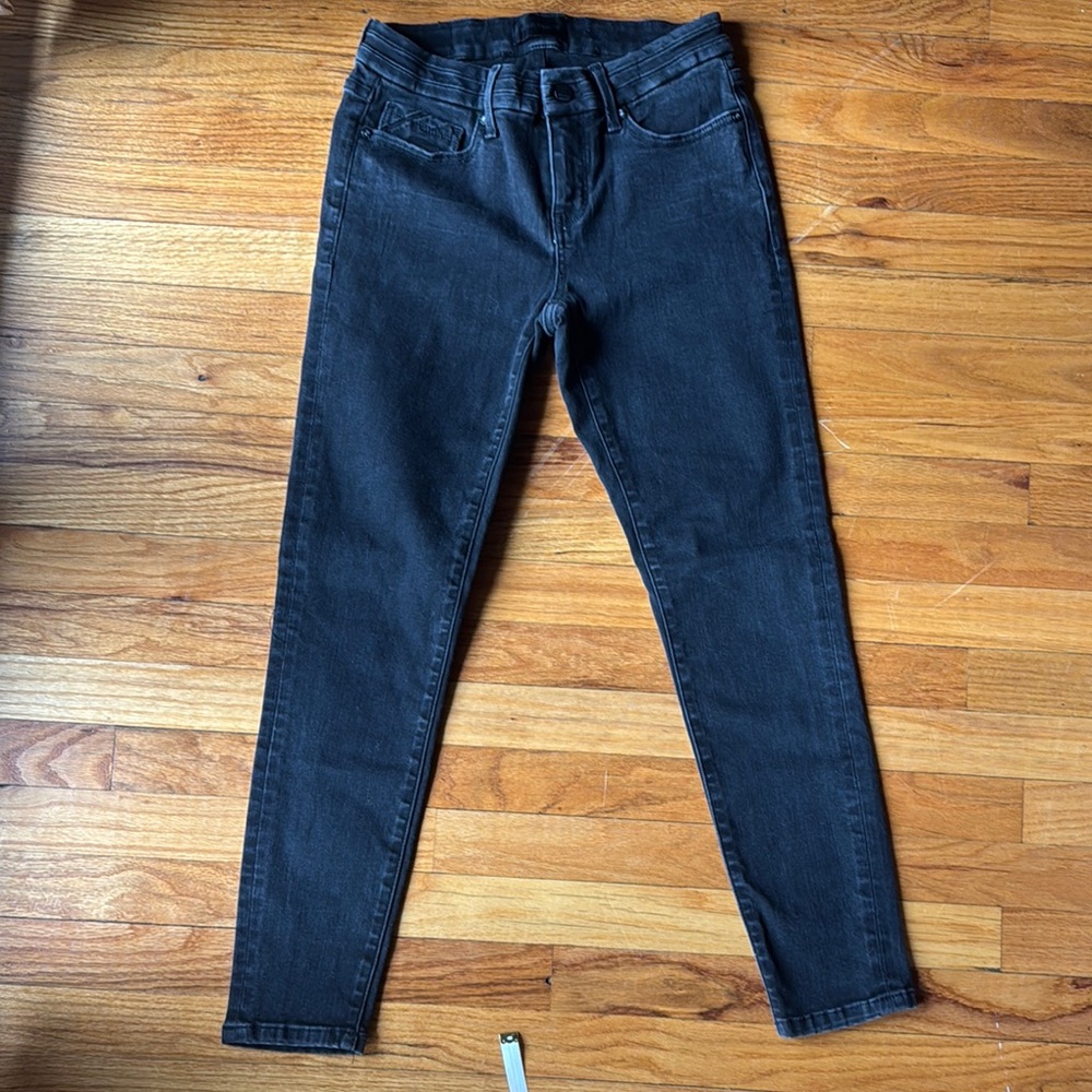 Sleek Black Skinny Jeans with Modern Fit